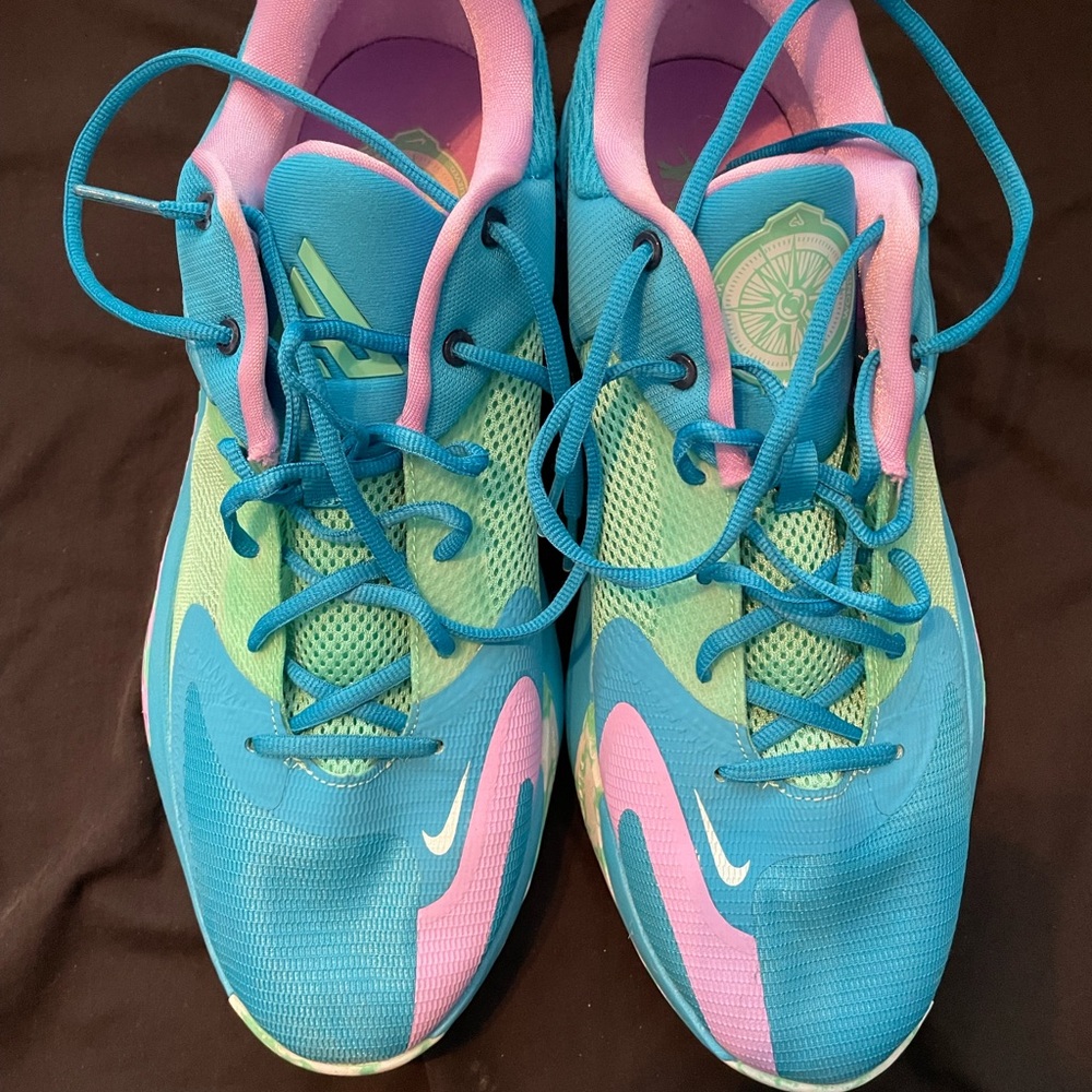 Men’s basketball shoes